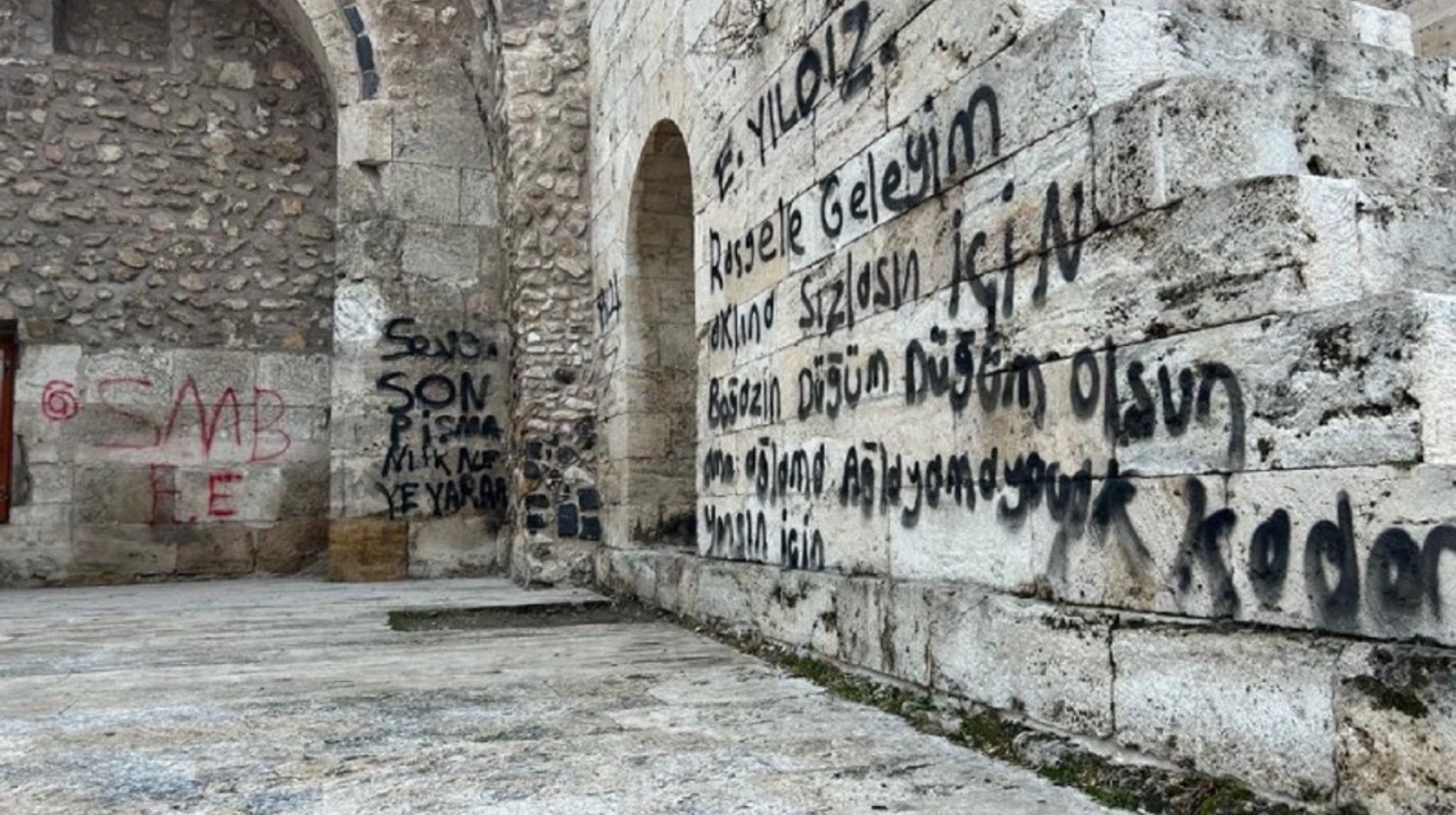 Tarihi Çifte Minareye sıkılan boyalar temizlendi