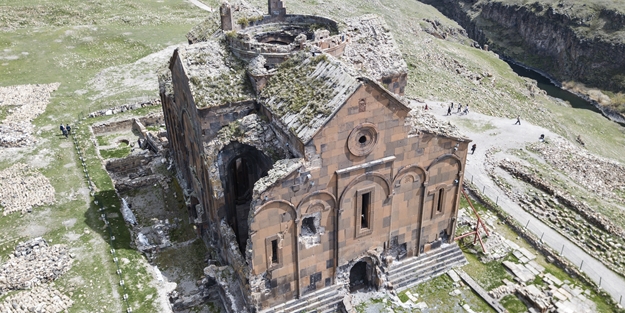 Tarihi dokusuyla görenleri büyülüyor: Ani Ören Yeri