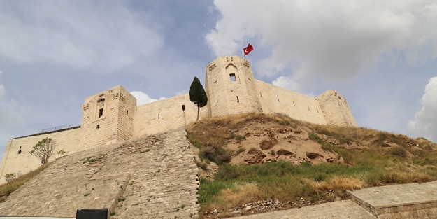 Tarihi dokusuyla görenleri büyülüyor: Antep Kalesi