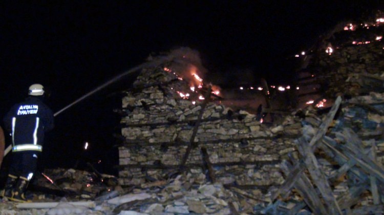 Tarihi düğmeli ev yandı