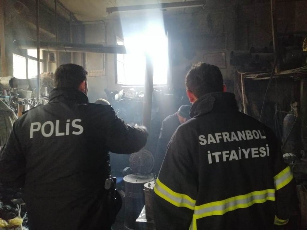 Tarihi dükkanda çıkan yangın korkuttu 