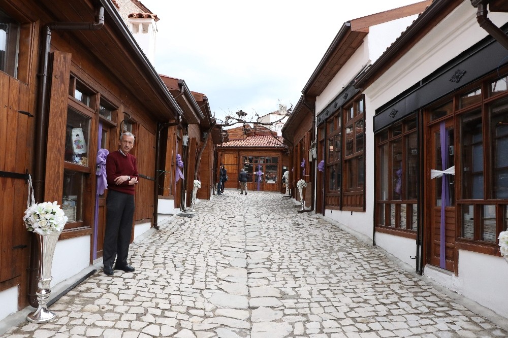 Tarihi dükkanlar restore edildi 