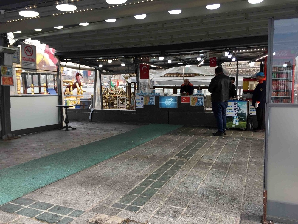 Tarihi Eminönü balık ekmek tekneleri de gel-al servise döndü 