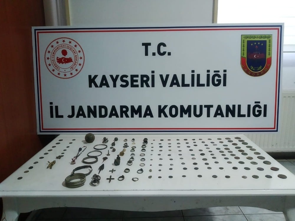 Tarihi eser kaçakçıları evlerinde yakalandı 