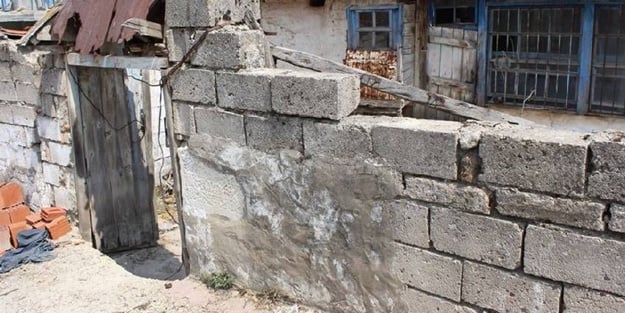 Tarihi eserlerden duvar yapmışlar