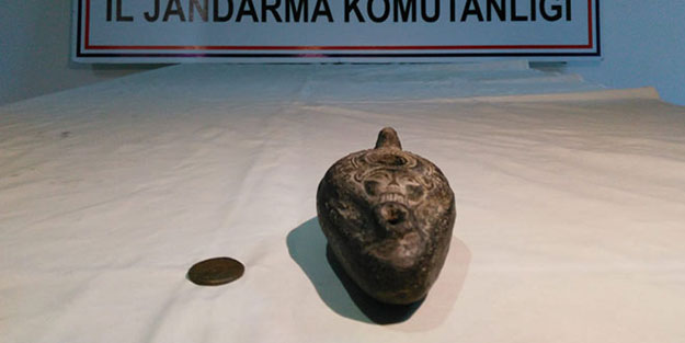 Tarihi eserleri satmak isteyen zanlılar suçüstü yakalandı