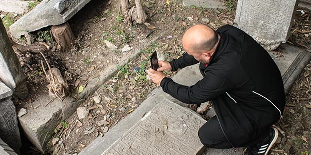 Tarihi Eyüp Sultan Mezarlığı, kaçak definecilerin hedefinde! Dedelerimizin mirasını yağmalıyorlar