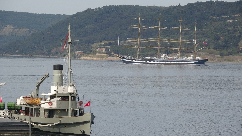 Tarihi gemi ‘Kruzenshtern’ Çanakkale Boğazı’ndan geçti 