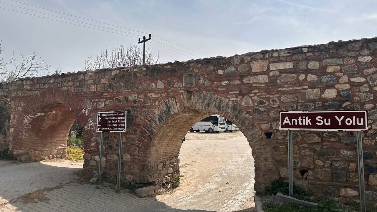 Tarihi gezi sırasında şaşırtan an! Turistler mezar taşı buldu