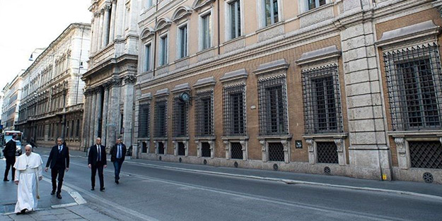 Tarihi görüntü! Papa karantinadaki Roma sokaklarında gezindi