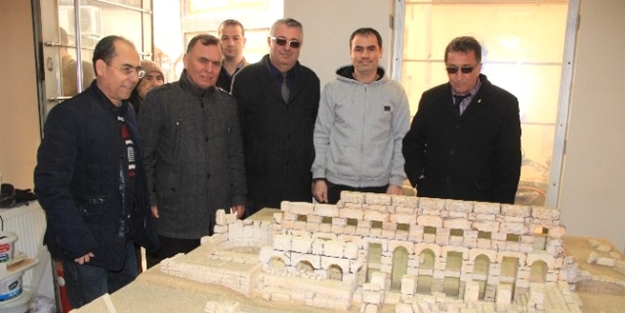 Tarihi hamamın maketini yaptı