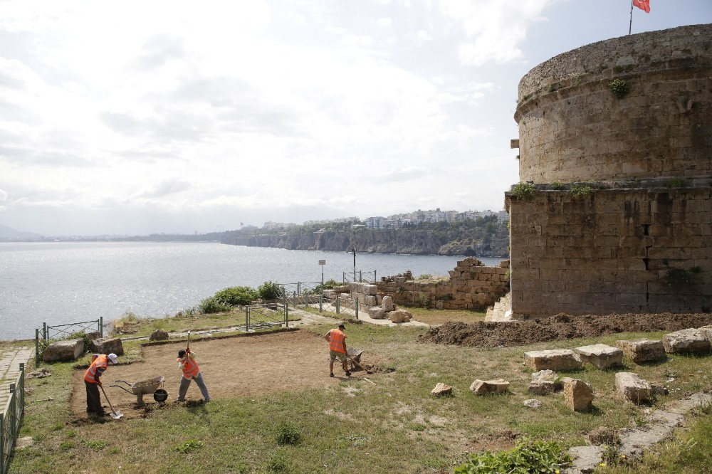 Tarihi Hıdırlık Kulesi çevresinde arkeolojik kazı başlatıldı 