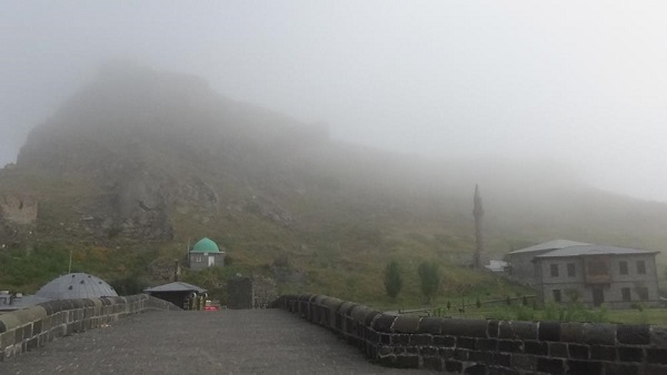 Tarihi kale siste kayboldu