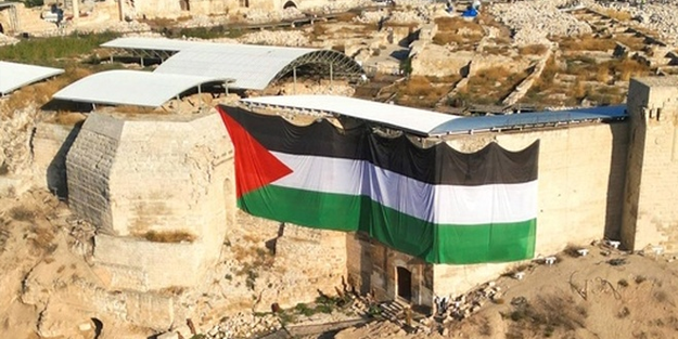 Tarihi kaleye, dev Filistin bayrağı asıldı