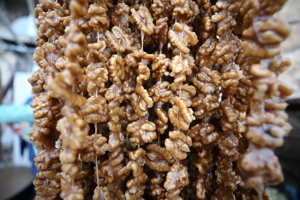 Tarihi kent Mardin'de turistlerin cevizli sucuk mesaisi