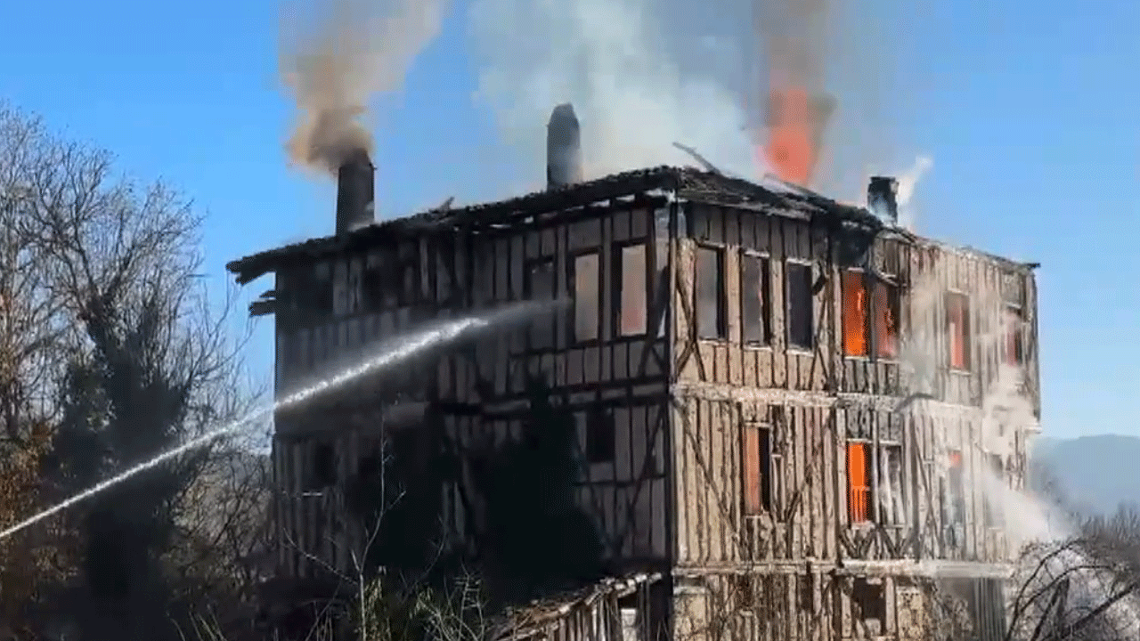 Tarihi konak cayır cayır yandı