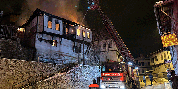 Tarihi konak cayır cayır yandı