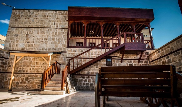 Tarihi konak depremlere rağmen ayakta