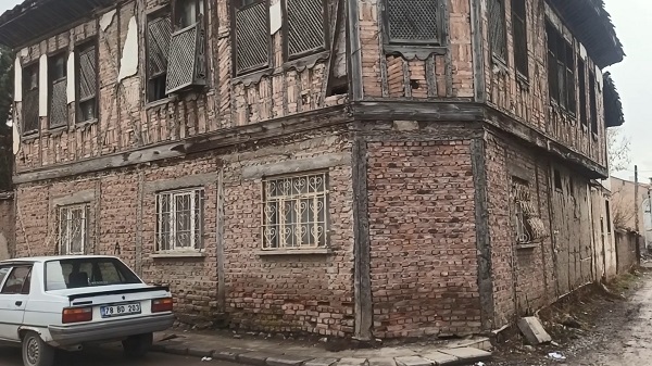 Tarihi konak kaderine terk edildi | Bakın hırsızlar neleri sökmüş!