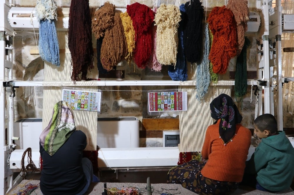 Tarihi konakta ilmek ilmek halı dokuyorlar 