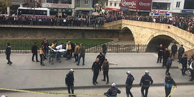 Tarihi köprü yanında hasmını silahla vurdu