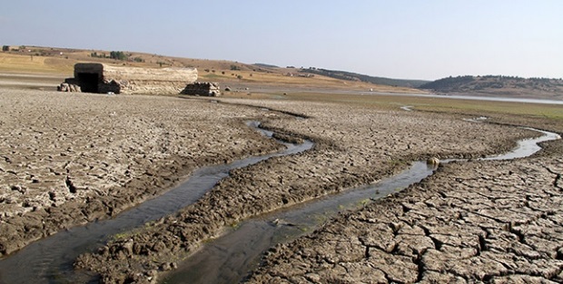 Tarihi köprü yeniden sular altında kaldı