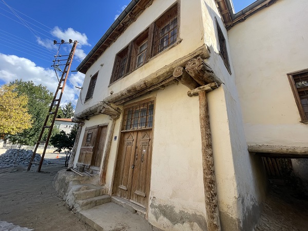 Tarihi mahallede kerpiç evler kaydedildi