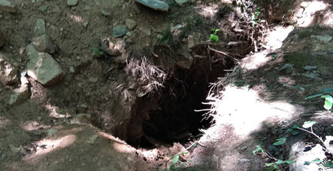 Tarihi manastırları arkeologlar yerine defineciler kazıyor