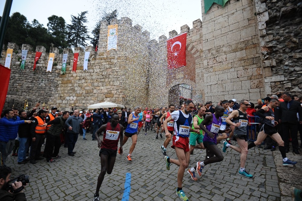 Tarihi maratona Kenyalı damgası 