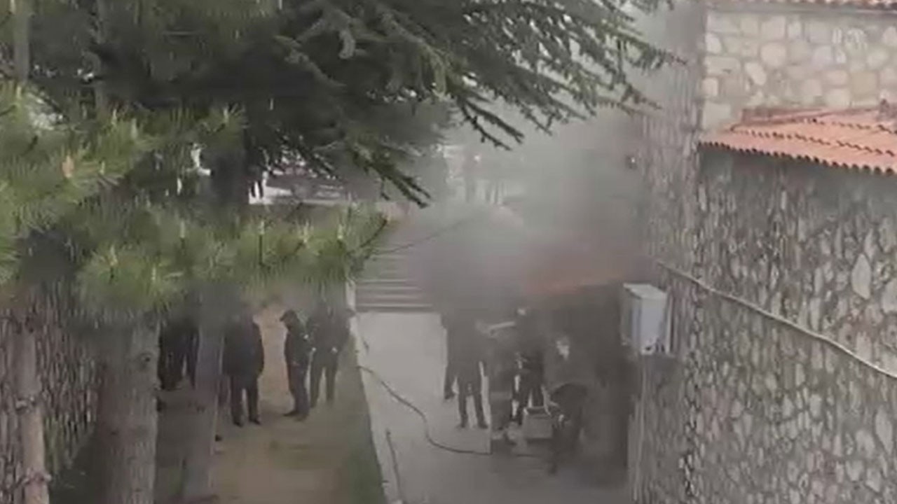 Tarihi mescitte korkutan yangın