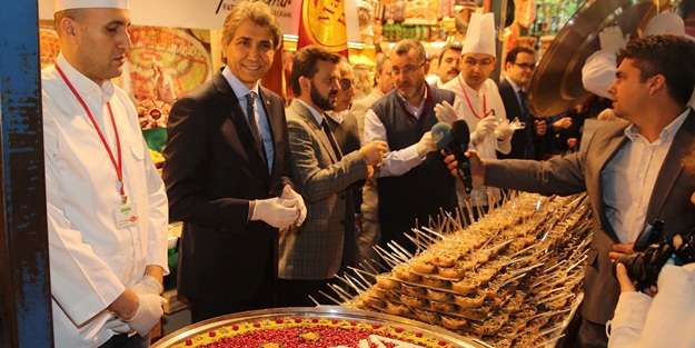 Tarihi Mısır Çarşısı'nda aşure ikramı yapıldı