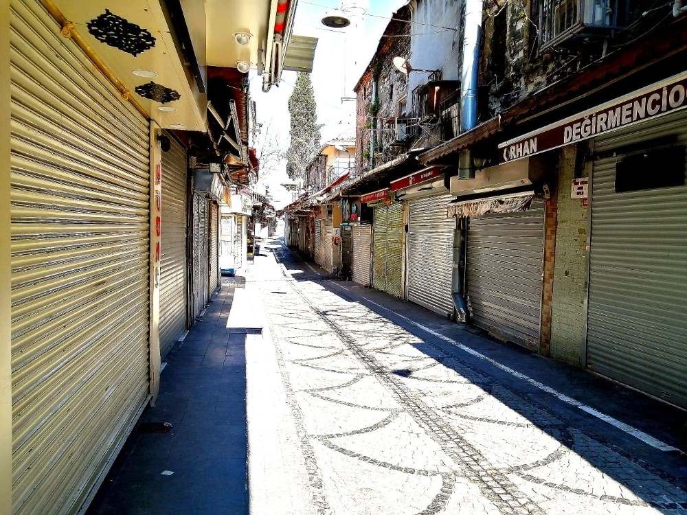 Tarihi Mısır Çarşısı’nın çevresi bomboş kaldı 