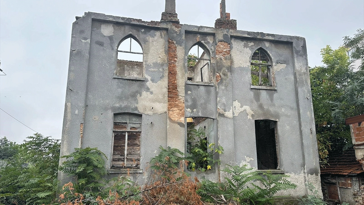 Tarihi postane harabeye döndü! II. Abdülhamid’in mirası restore edilmeyi bekliyor