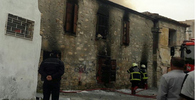Tarihi Rum mahallesinde yangın paniği
