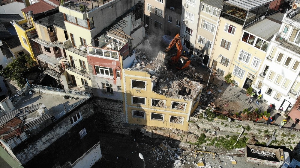 Tarihi surlar ve çeşmenin üzerindeki oteller yıkıldı 