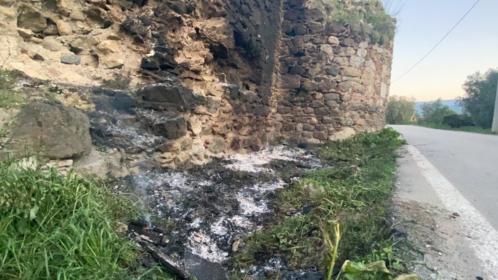 Tarihi surlara zeytin dalı yakıp zarar verdiler 
