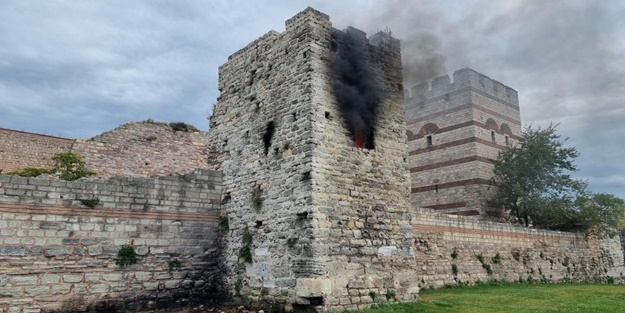 Tarihi surlardaki kule alev alev yandı