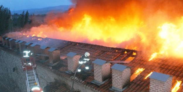 Tarihi Taşhan'da yangın