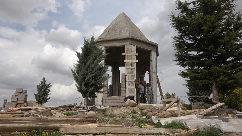 Tarihi türbede restorasyon çalışmaları devam ediyor 