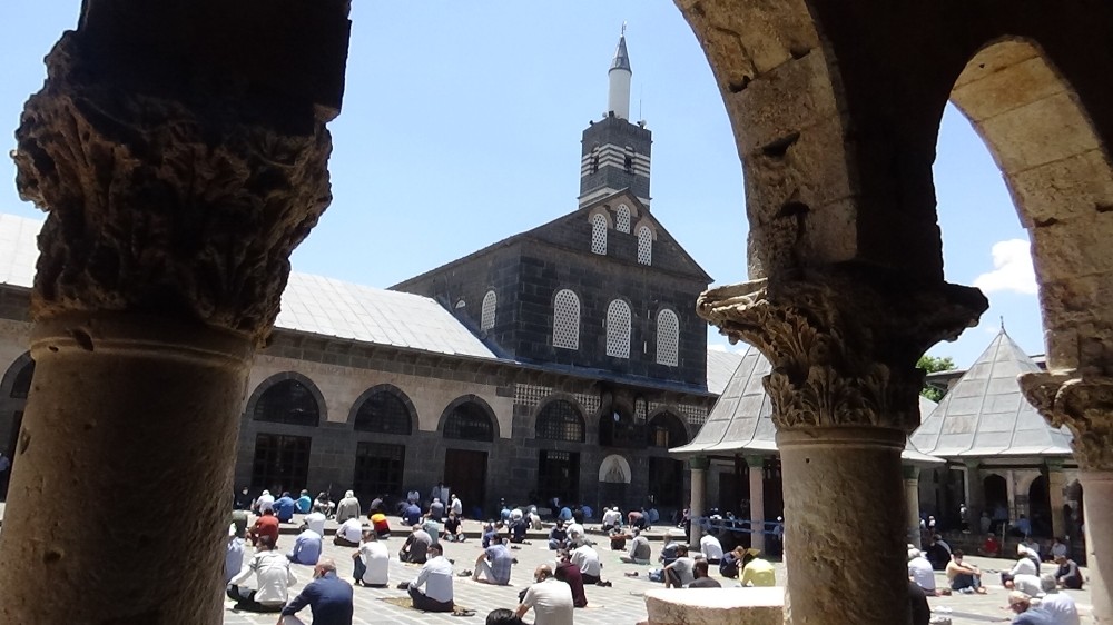 Tarihi Ulu Cami’de sosyal mesafeli ikinci cuma namazı 