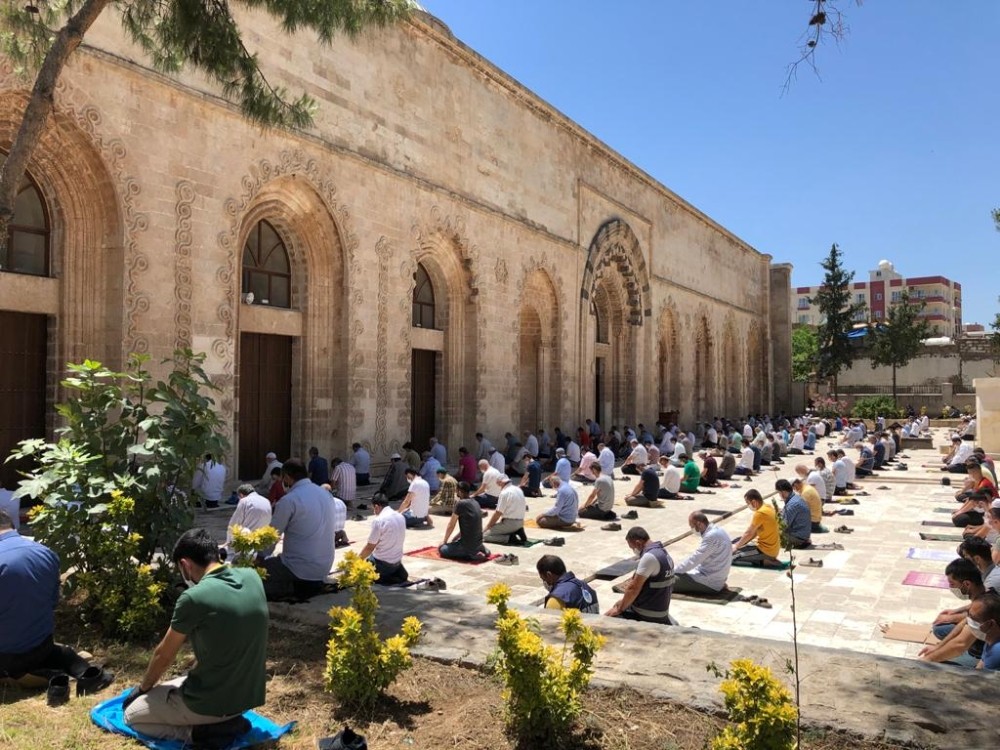 Tarihi Ulu Cami’nin avlusunda sosyal mesafeli cuma namazı 