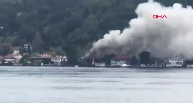 Tarihi Vaniköy Camii alev alev yanıyor!