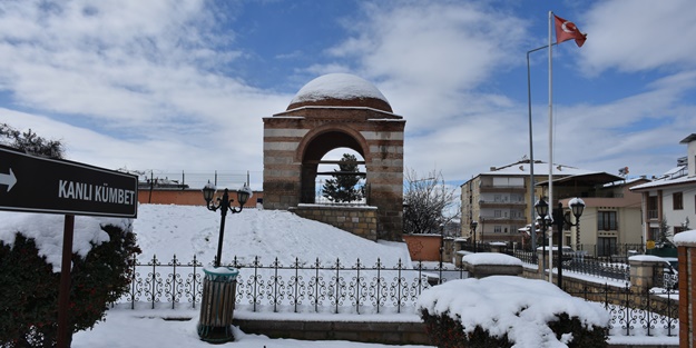 Tarihi yapılar kar ile beyaza büründü