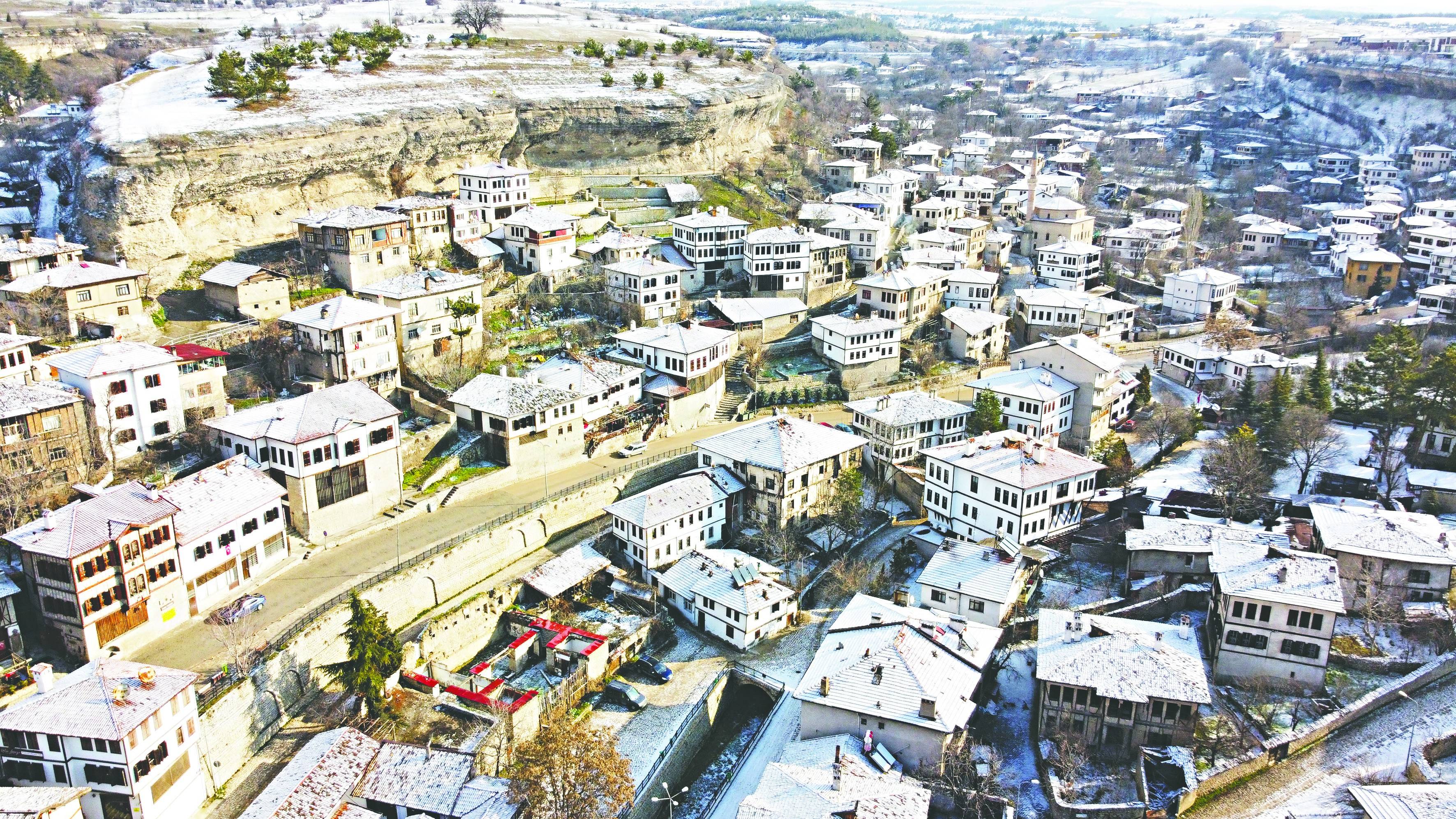 Tarihi yapılar karla kaplandı