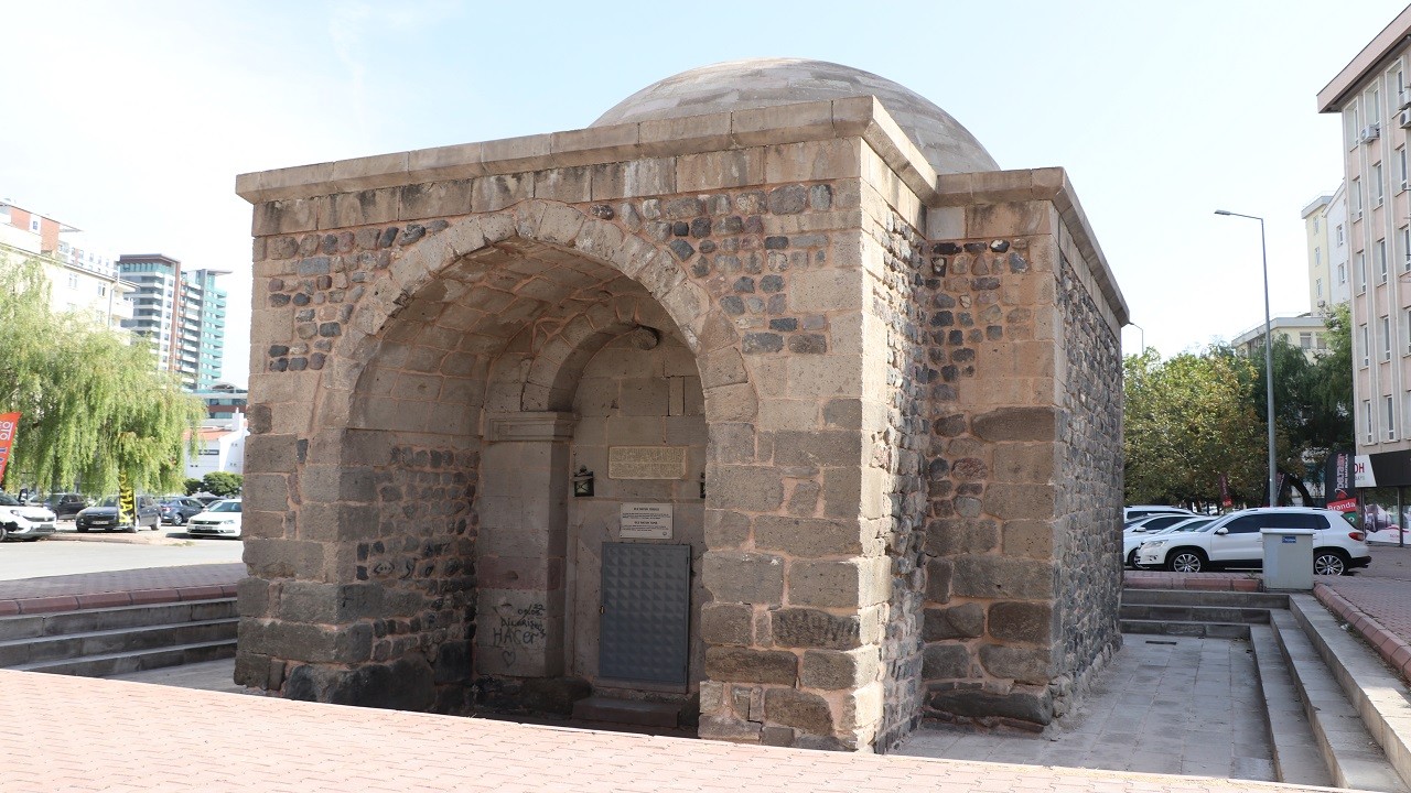 Tarihi yapılara büyük saygısızlık