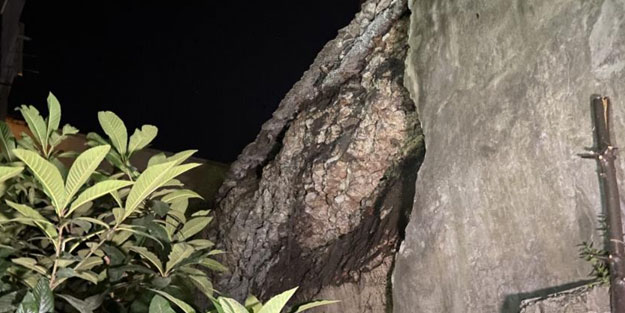 Tarihi yapının istinat duvarı çöktü