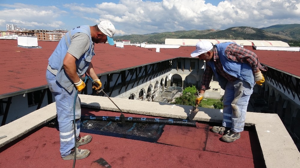 Tarihi Yazmacılar hanında yangının izleri siliniyor 