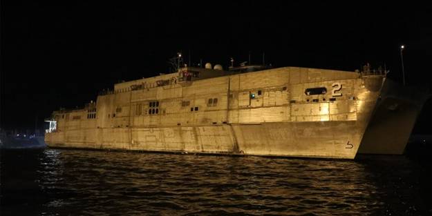 Tarihte ilk kez yaşandı! ABD gemisi o üsse demirledi