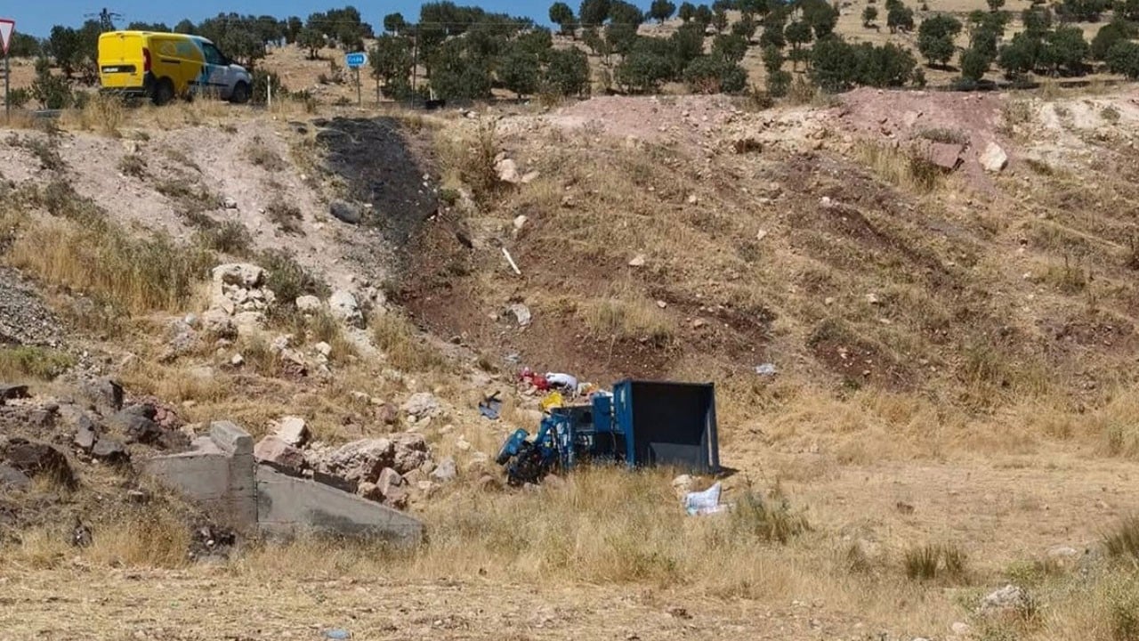 Tarım aracı şarampole devrildi! 22 yaşındaki Ayşe hayatını kaybetti