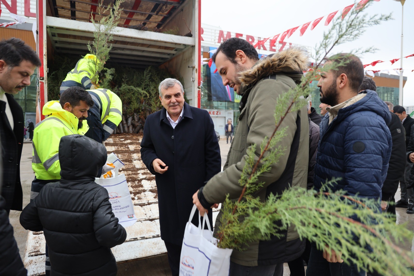 Tarım Fuarı'nda 100 bin fidan dağıtıldı